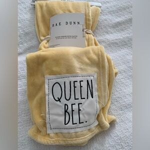 NWT Rae Dunn QUEEN BEE Yellow Blanket